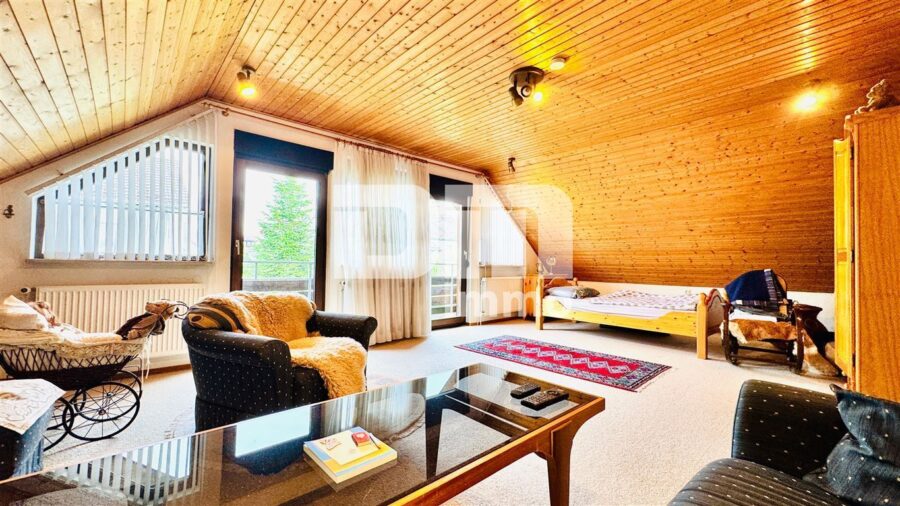 Großzügiges Einfamilienhaus in begehrter Lage mit Balkonen und Traumgarten + Terrasse - OG / DG Studio / Zugang Balkon